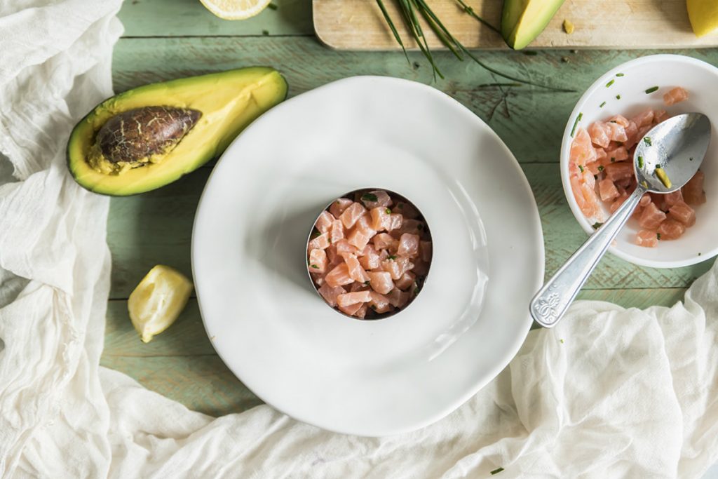 dieta per ipertensione, tartare di salmone e avocado