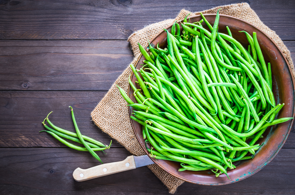 I fagiolini sono legumi, di cui si mangia tutto il baccello, vero toccasana per l’organismo. Facili da preparare, sono poco calorici, anche se sono il frutto della stessa pianta che dà origine ai fagioli. Per le loro caratteristiche nutrizionali, nonostante siano legumi, possono essere considerati a tutti gli effetti degli ortaggi, preziosi per chi ama l’alimentazione sana e punta al benessere del proprio corpo. Melarossa.it #dietamelarossa
