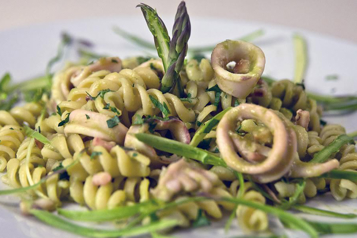 Pasta ai totani con salsa di asparagi e mandorle