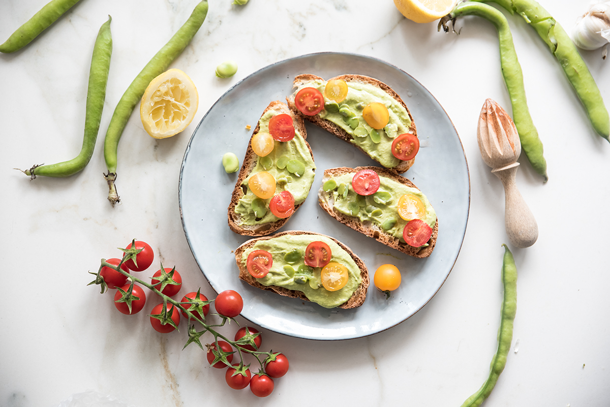 ricette con le fave bruschette con hummus