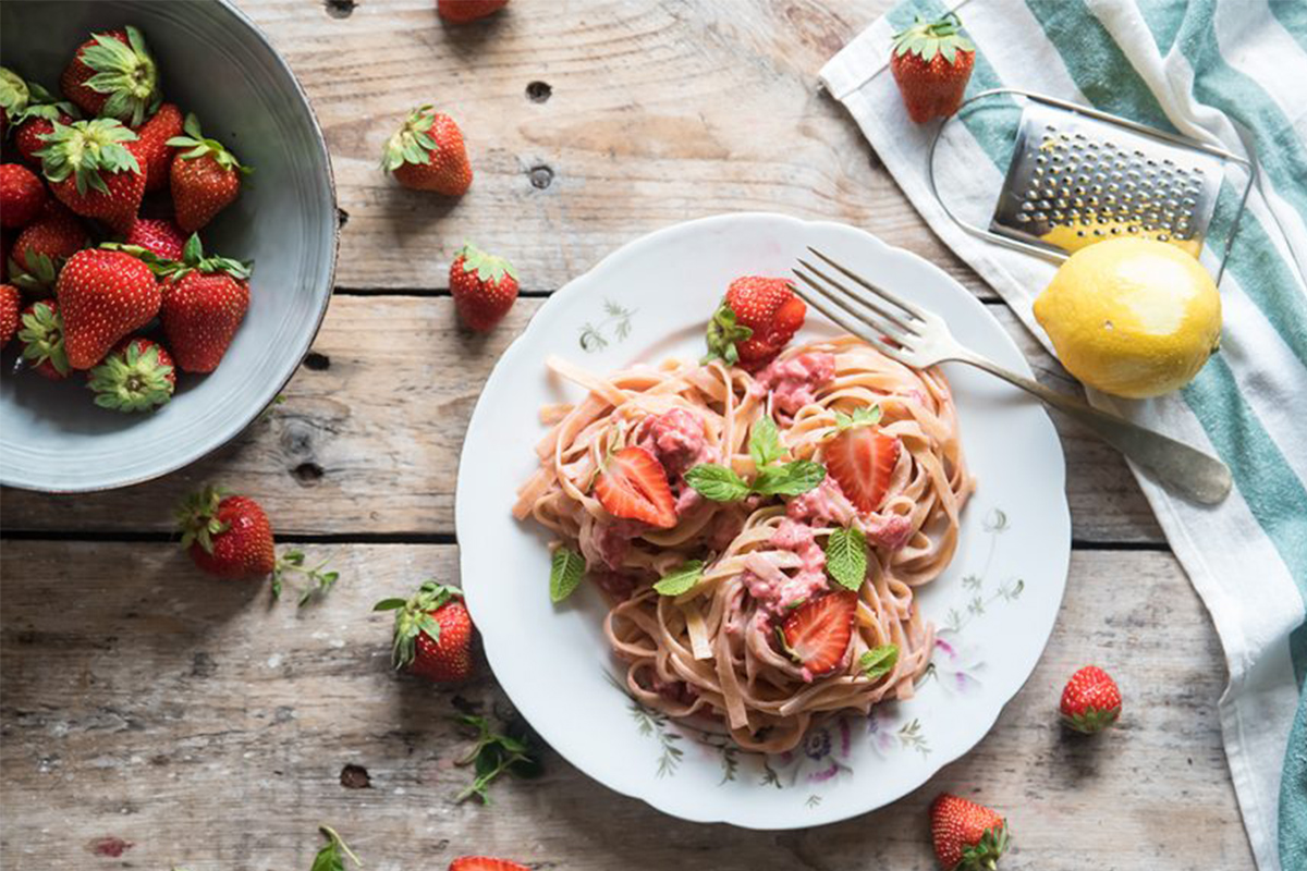 Ricette con le fragole: tagliatelle alle fragole e robiola