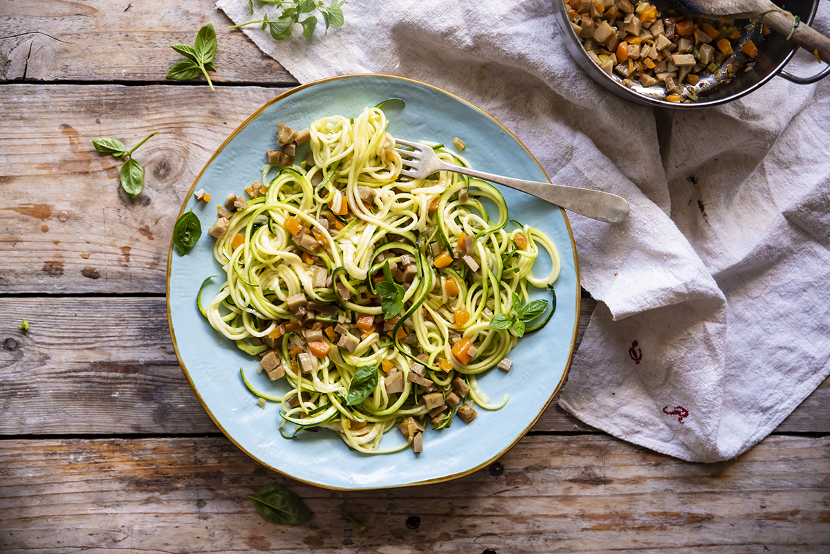 ricette con zucchine, noodles di zucchine