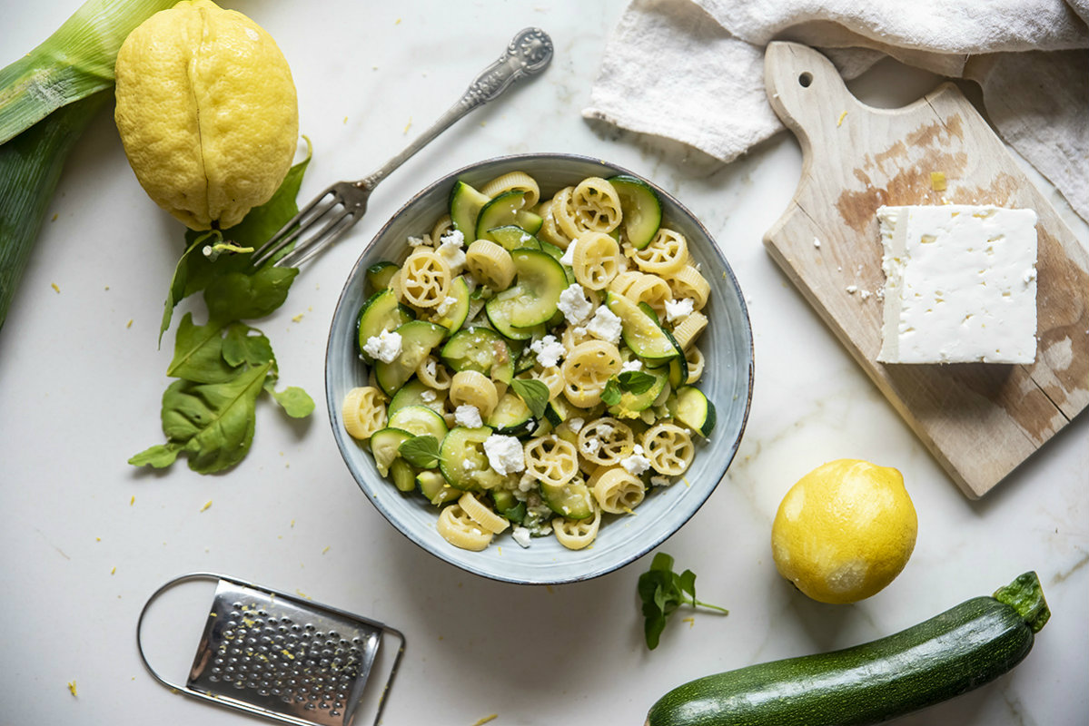 ricette con zucchine, pasta con limone zucchine e feta