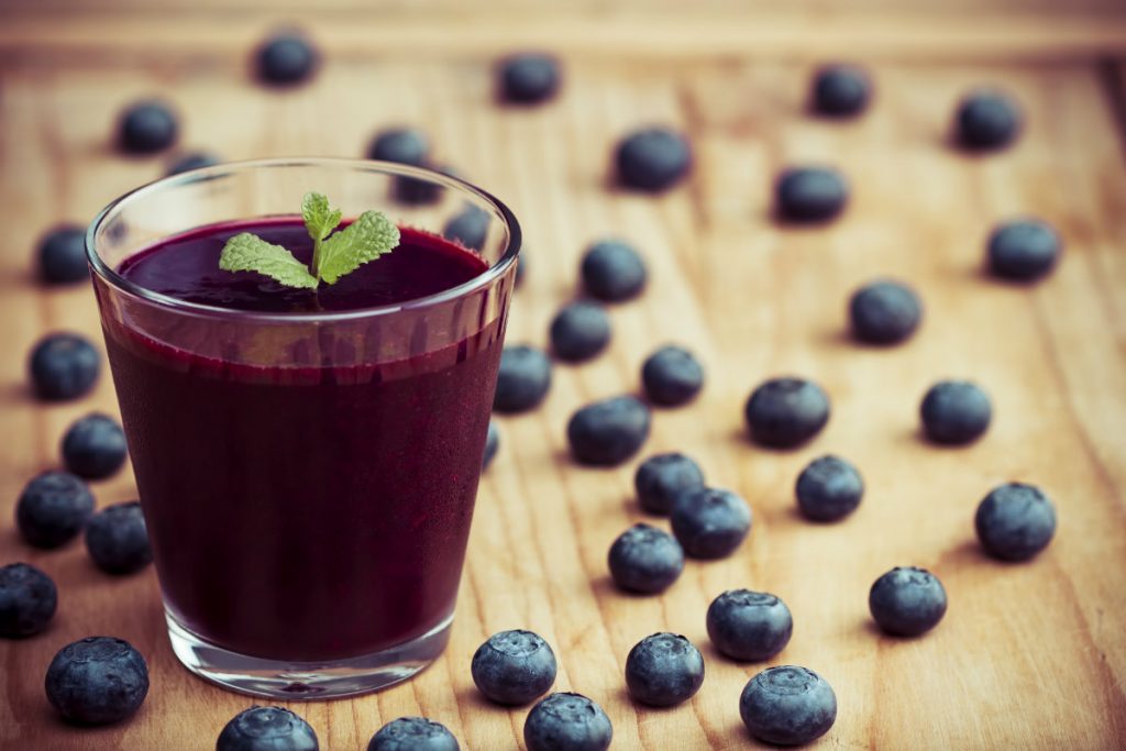 Rimedi naturali per la cistite, il succo di mirtillo