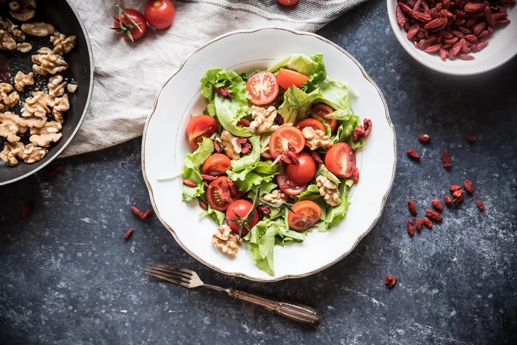 bacche di goji insalata noci pomodorini