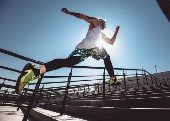 un uomo esegue un allenamento di calisthenics saltando sui gradini