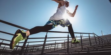 un uomo esegue un allenamento di calisthenics saltando sui gradini