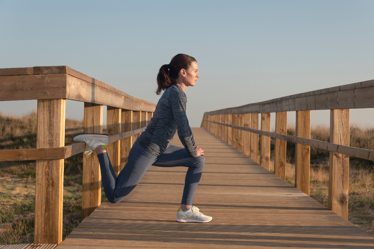 Come avere delle belle gambe: allenamenti, esercizi, cosa mangiare e trattamenti estetici 2 donna dopo aver fatto jogging fa stretching per avere belle gambe e allungarle
