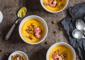 Crema di ceci alla curcuma e gamberi con prosciutto