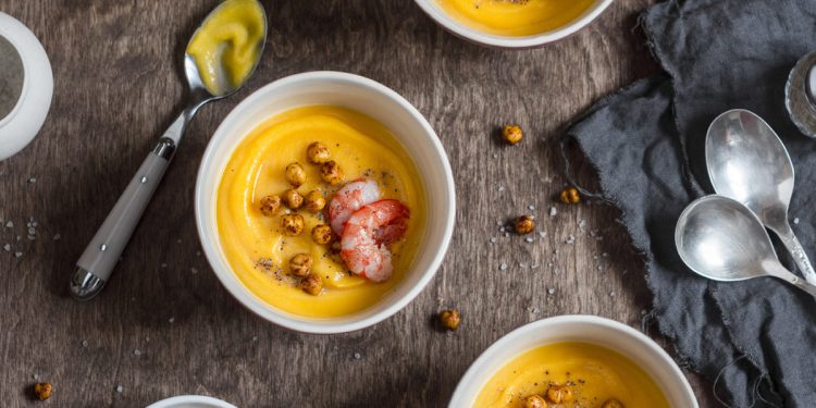 Crema di ceci alla curcuma e gamberi con prosciutto