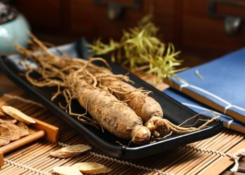 Due radici di ginseng su un piatto