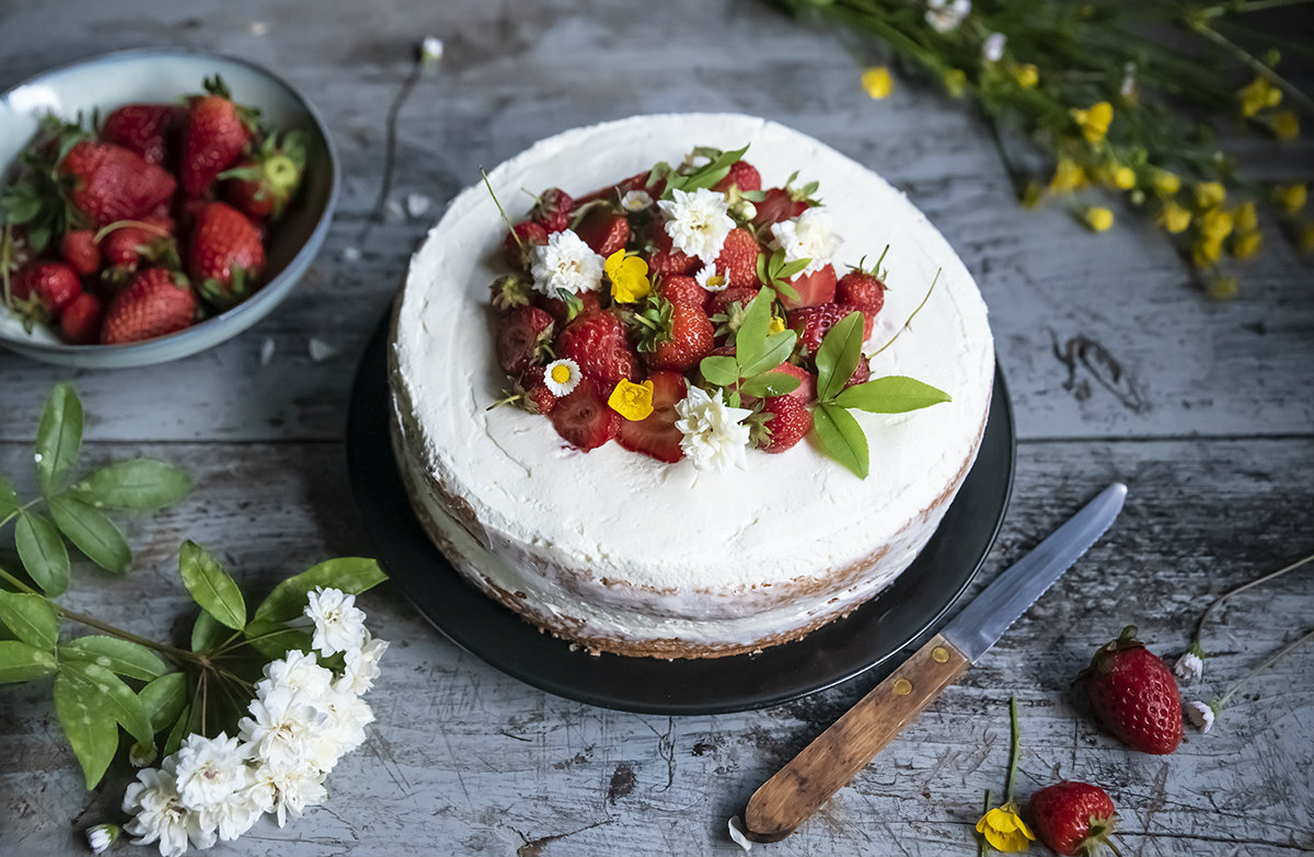 torte di compleanno: pan di Spagna fragole e crema di yogurt