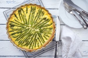 Torta salata con asparagi, veloce e nutriente