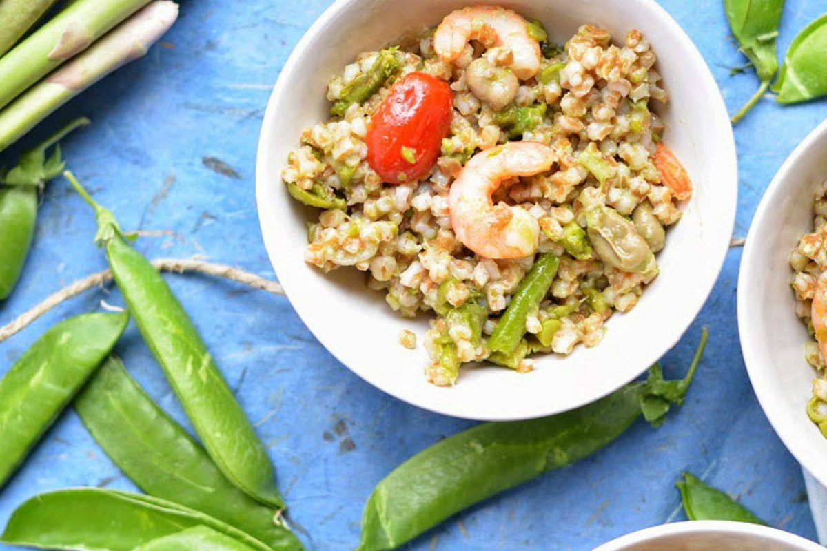 insalata di farro, fave, piselli, asparagi e code di gambero allo zenzero