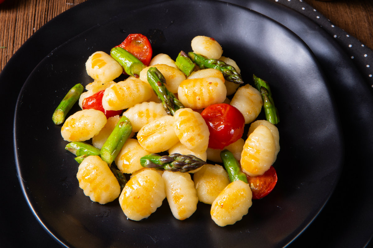 ricette con pomodori, gnocchi con asparagi e pomodorini
