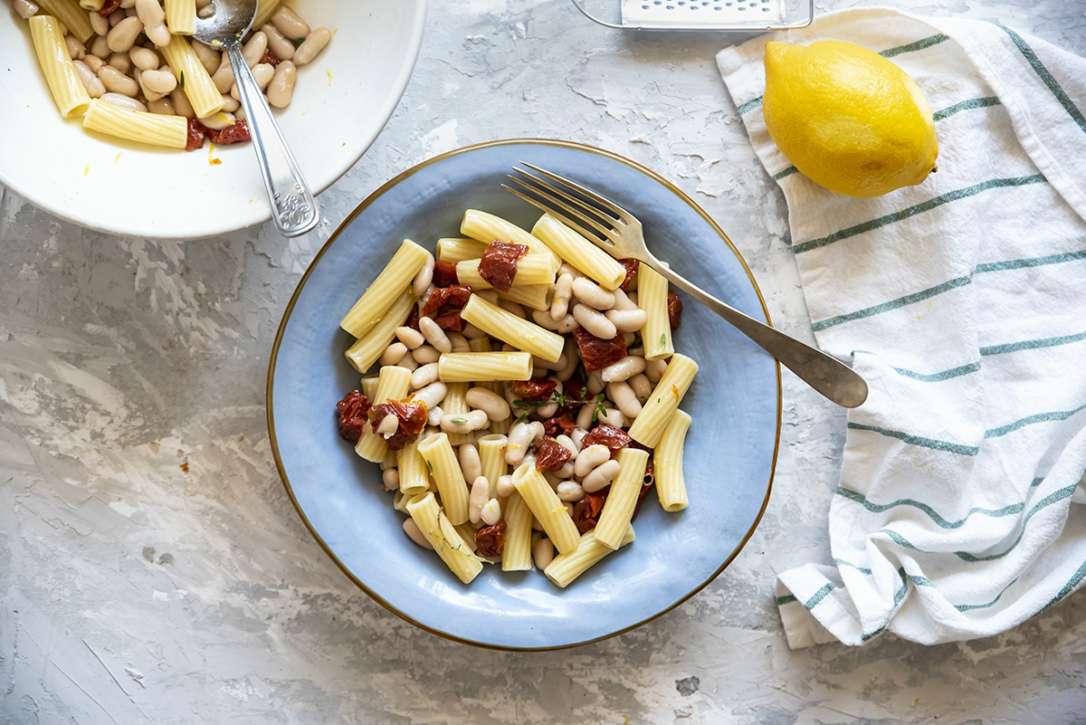 ricette con pomodori, pasta con cannellini, pomodori secchi e limone