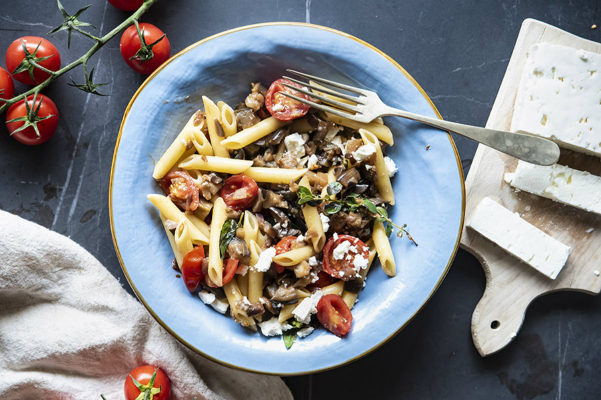 ricette con pomodori, pasta fredda con melanzane, pomodori e origano