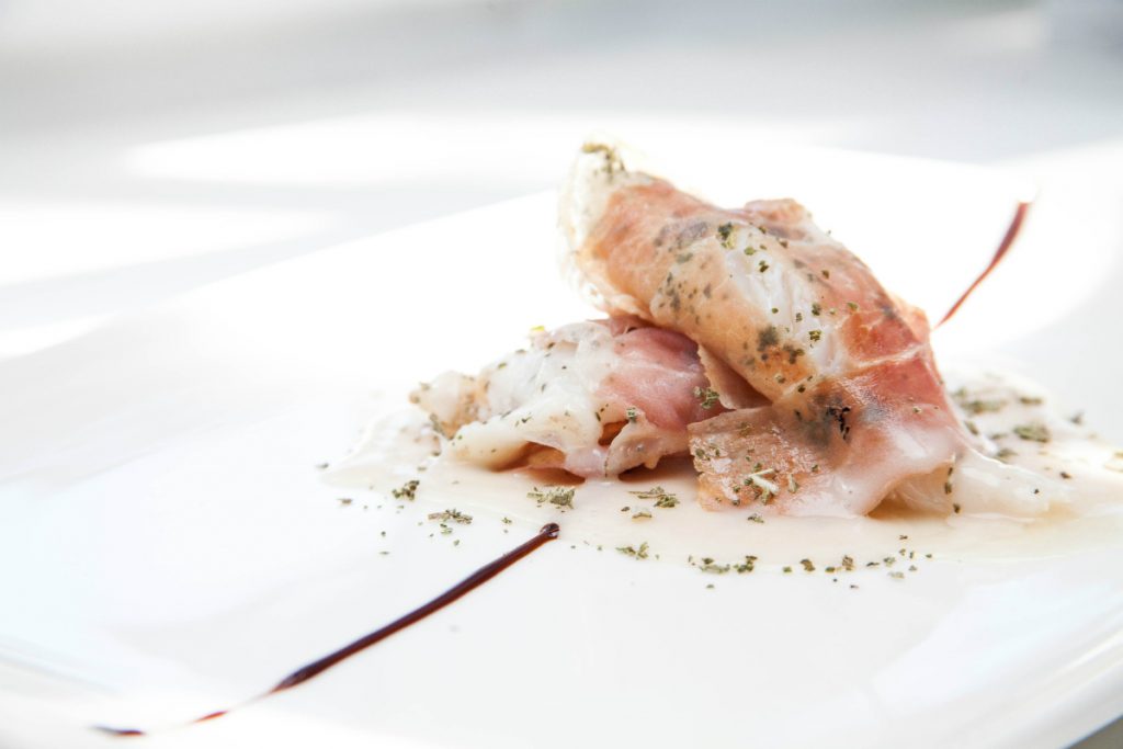 ricette con salumi, saltimbocca di rana pescatrice con salvia e prosciutto