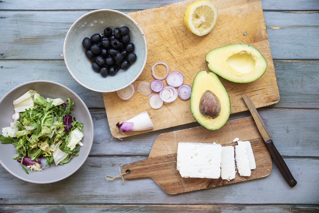 Panino con feta avocado cipollotto insalate e olive nere fette