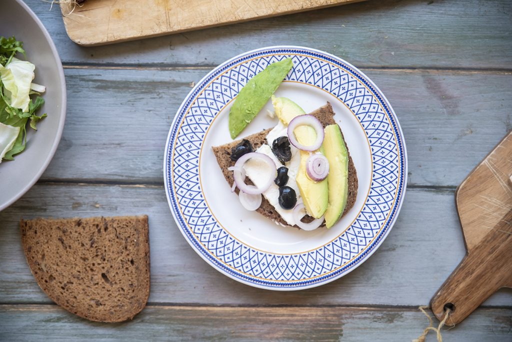 Panino con feta avocado cipollotto insalate e olive nere strati