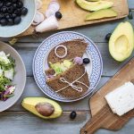 Panino con feta avocado cipollotto insalate olive nere