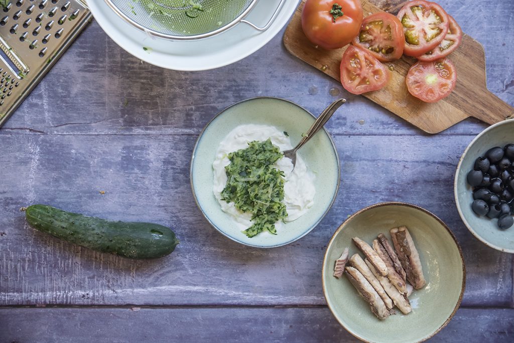 Panino con tzatziki, sgombro, olive nere e pomodoro yogurt