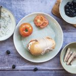 Panino con tzatziki sgombro olive nere pomodoro