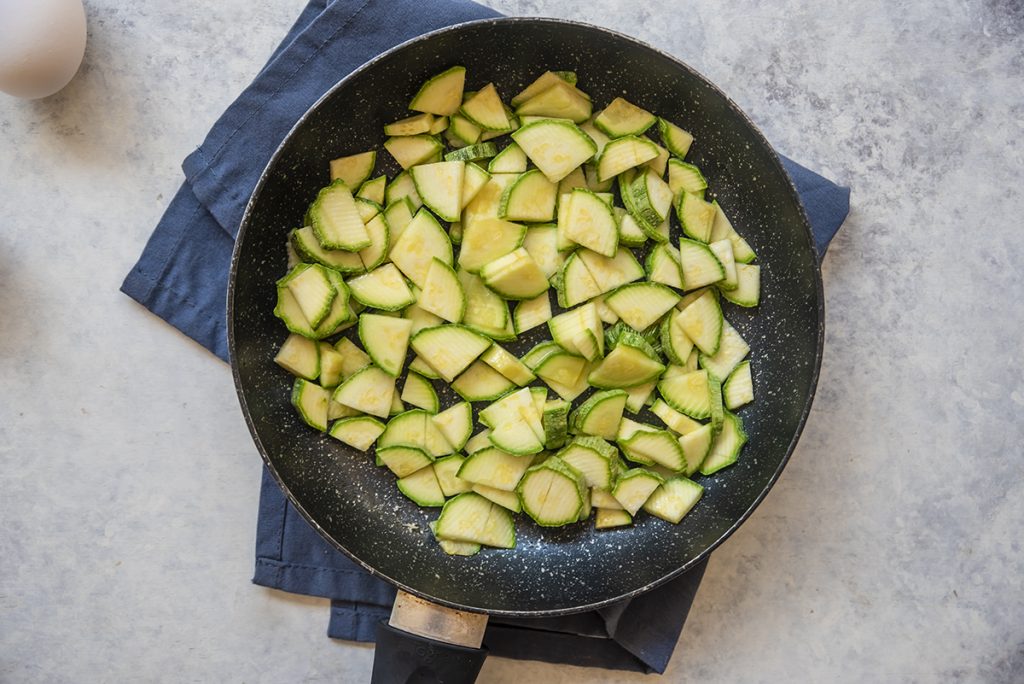 Panino con uova strapazzate alle zucchine e insalate sale pepe