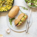 Panino con uova strapazzate alle zucchine insalate