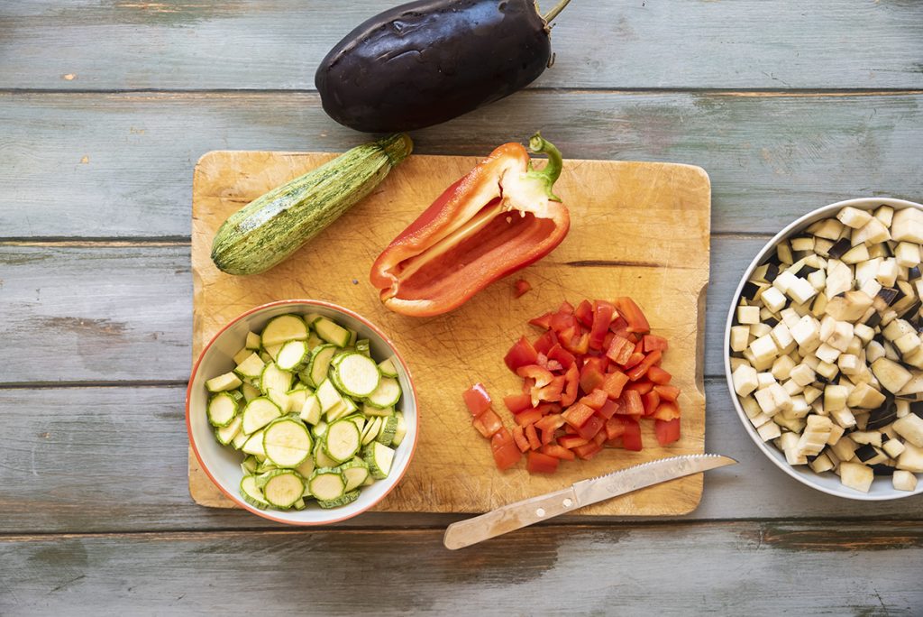 Panino con verdure estive al basilico e ricotta