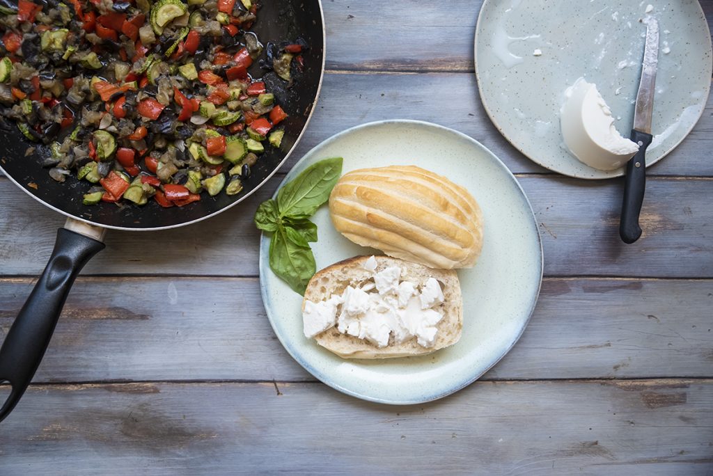 Panino con verdure estive al basilico e ricotta magra