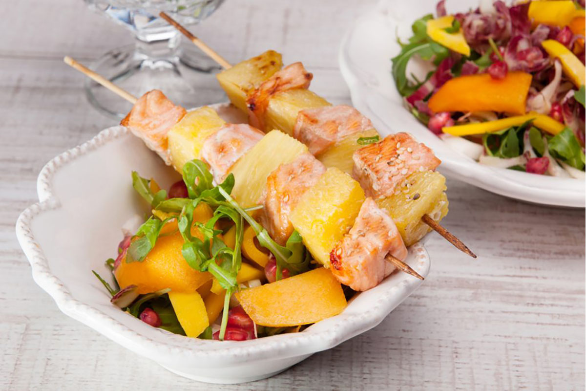 ricette con ananas: spiedini di salmone con ananas