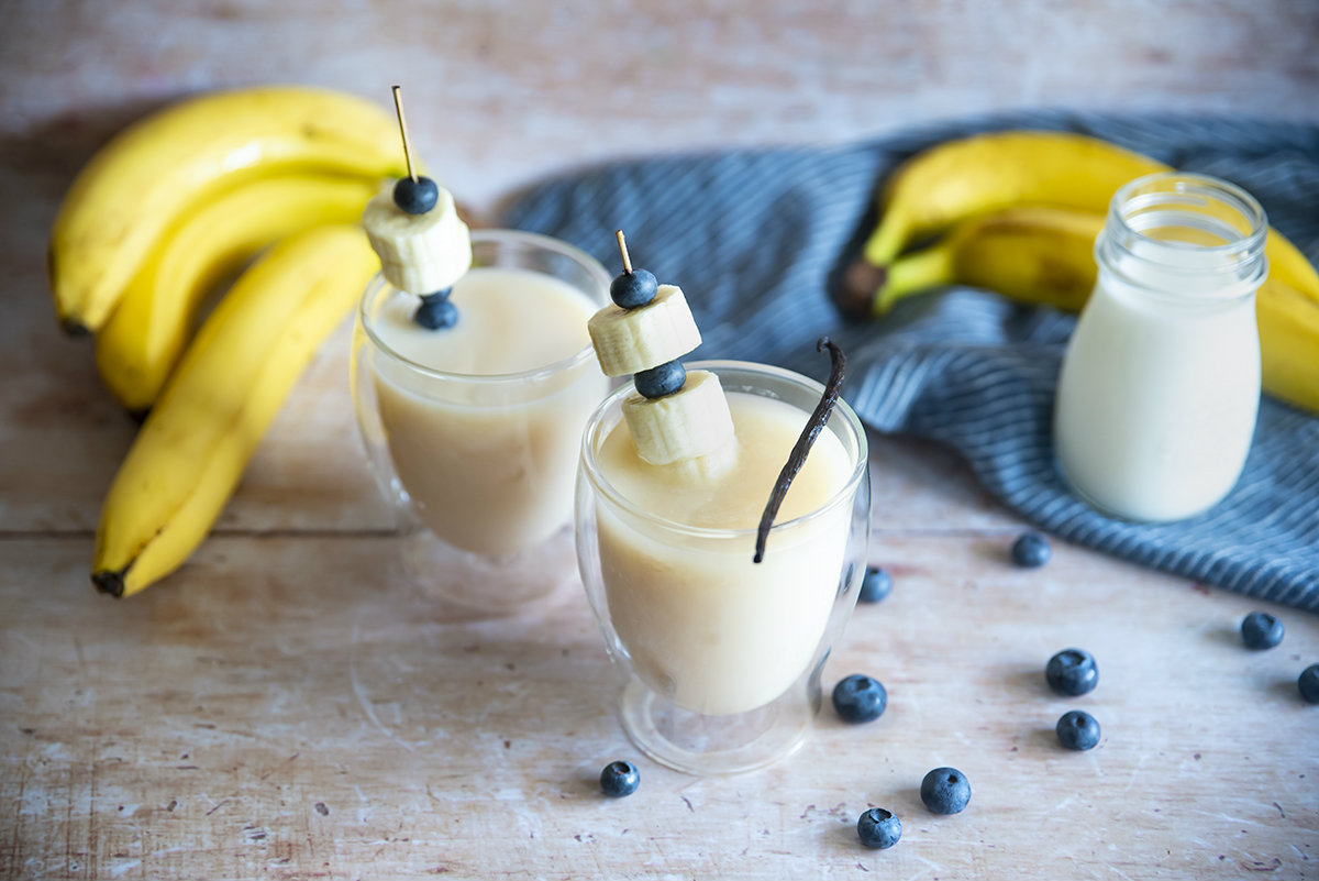 Tè bianco con latte alla vaniglia e banane