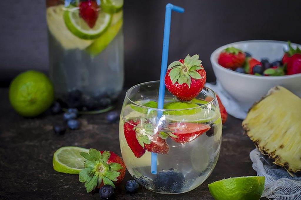 ricette con ananas: Acqua detox all'ananas con fragole e mirtilli