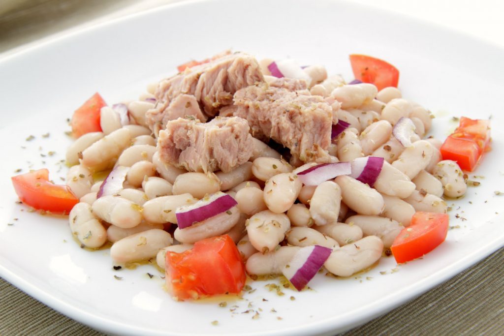alimenti ricchi di potassio insalata di tonno e fagioli cannellini