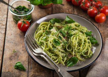 alimenti ricchi di potassio, spaghetti integrali e spinaci