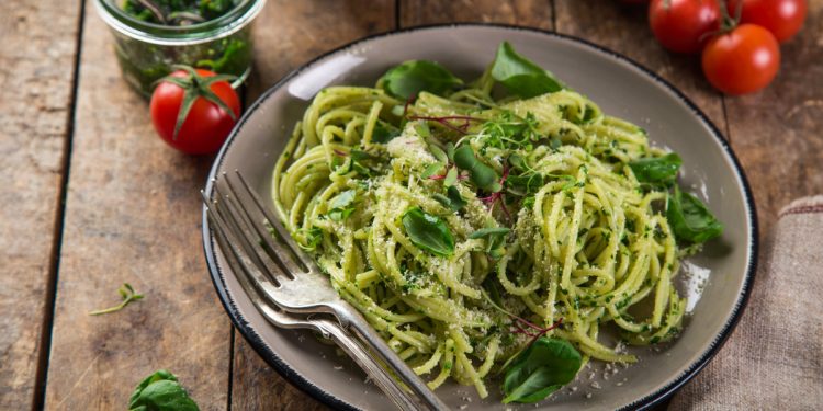 alimenti ricchi di potassio, spaghetti integrali e spinaci