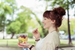 Il cibo è più buono se lo mangi quando sei seduto