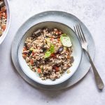 insalata di farro con zucchine melanzane peperoni e basilico