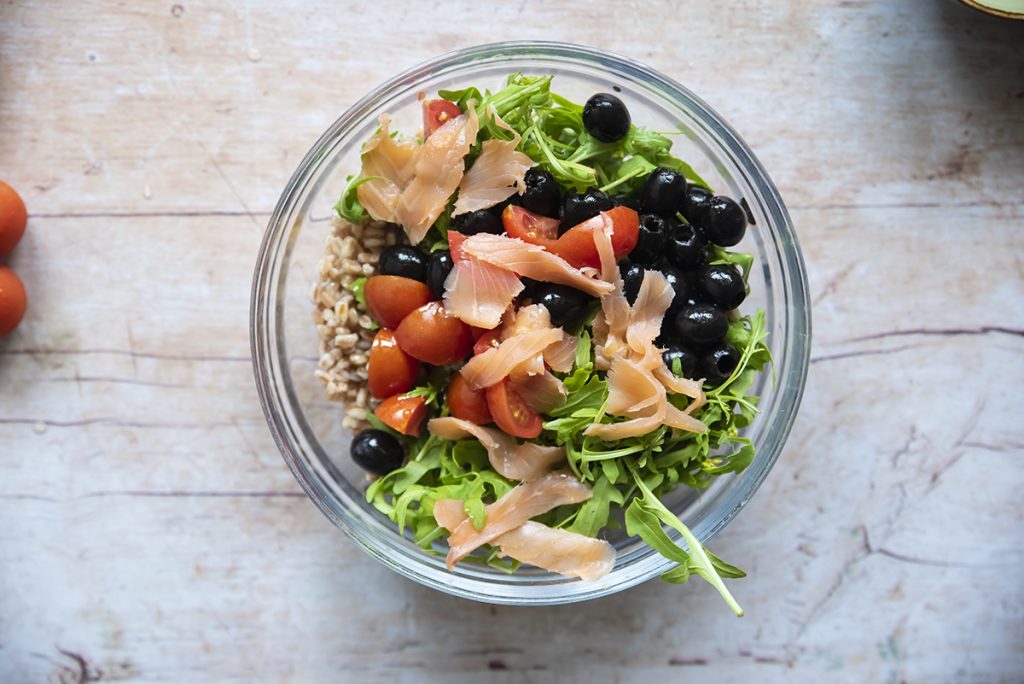 insalata di farro salmone pomodorini olive