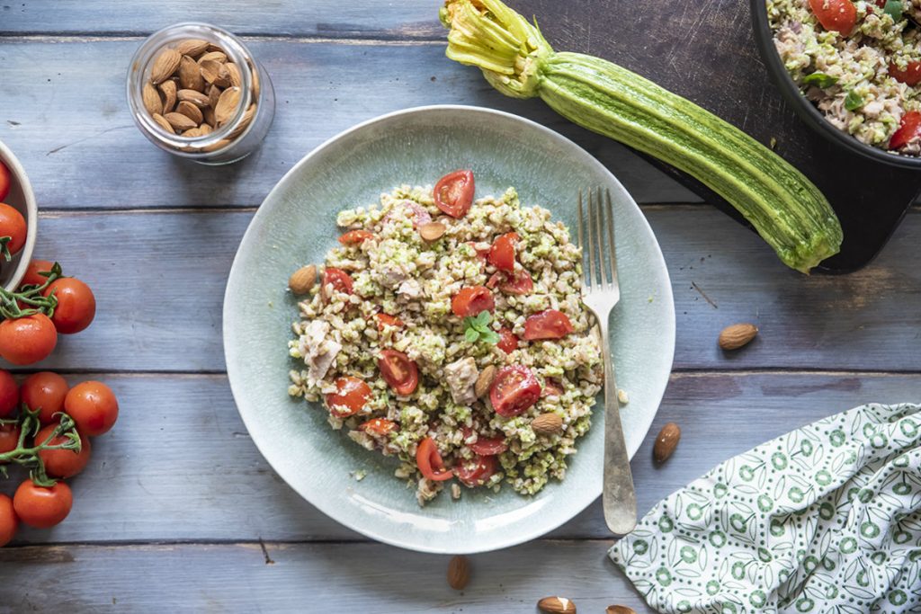 Insalata di farro, tonno e pesto di zucchine alle mandorle 2 Insalata di farro e tonno