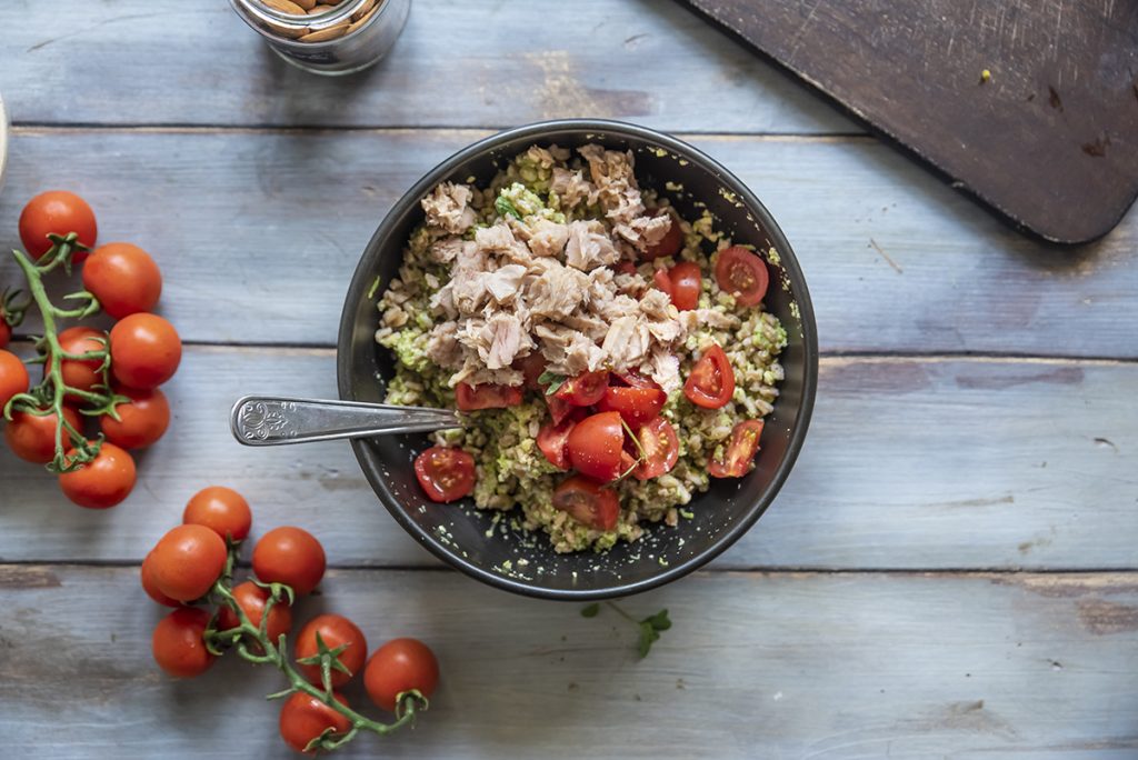 insalata di farro tonno pomodorini mandorle zucchine