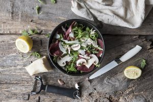 Insalata di funghi con bresaola, rucola e grana