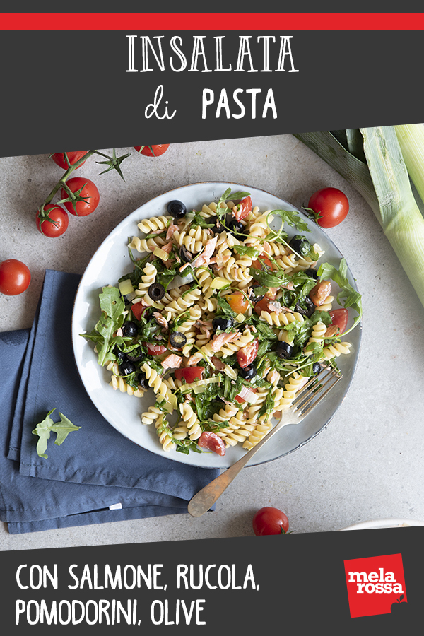 Insalata di pasta con salmone, rucola, pomodorini, olive