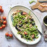 insalata farro salmone affumicato rucola olive pomodorini