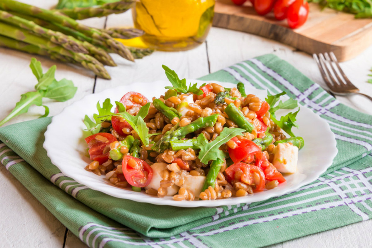 insalate di cereali, insalata di farro e verdure