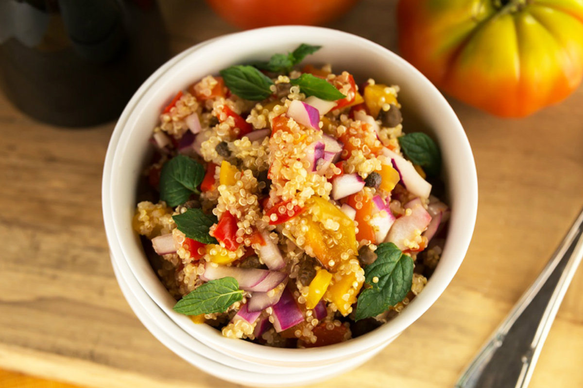 insalate di cereali, insalata di quinoa con pomodorini e peperoni