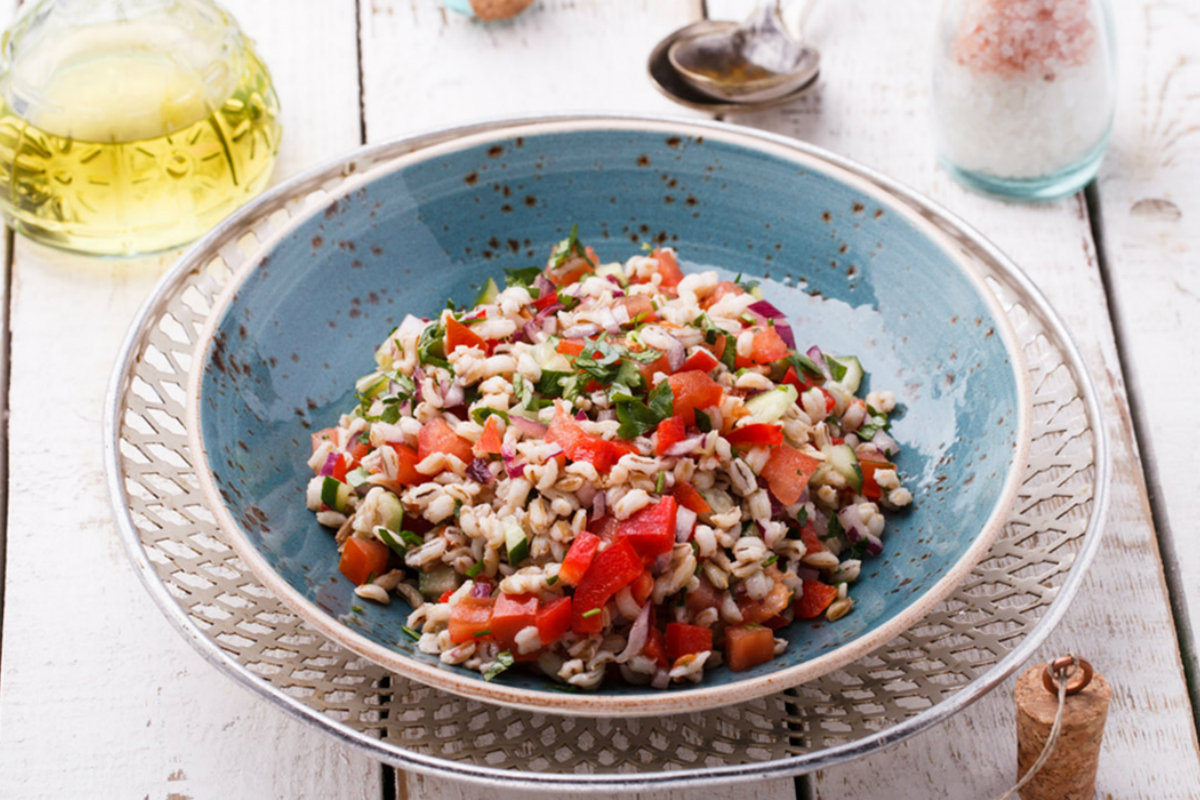 insalata di orzo, pomodorini e olive