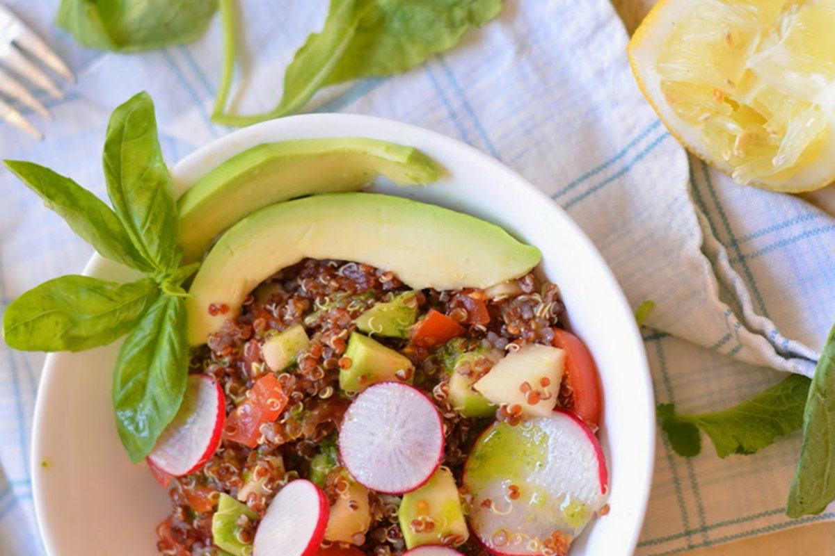 insalate di cereali, insalata di quinoa rossa, mela verde e avocado