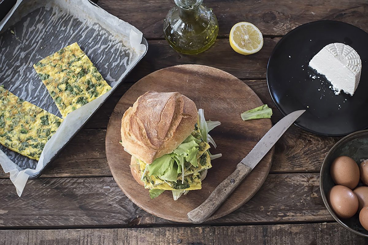 ricette con uova panino con la frittata di verdure e ricotta al forno con lattuga